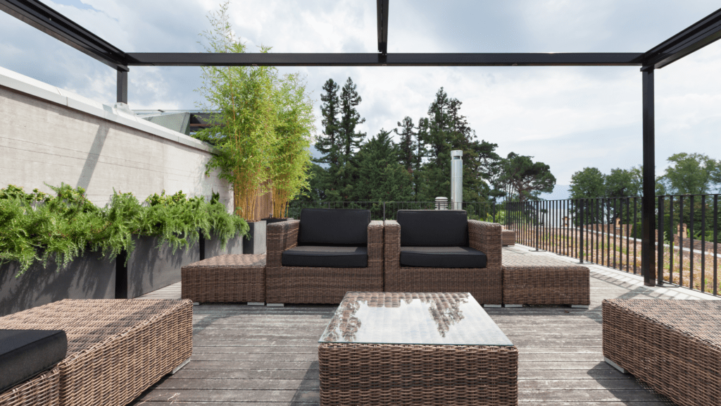 modern covered patio, How to Choose the Right Automated Screens for Outdoor Spaces